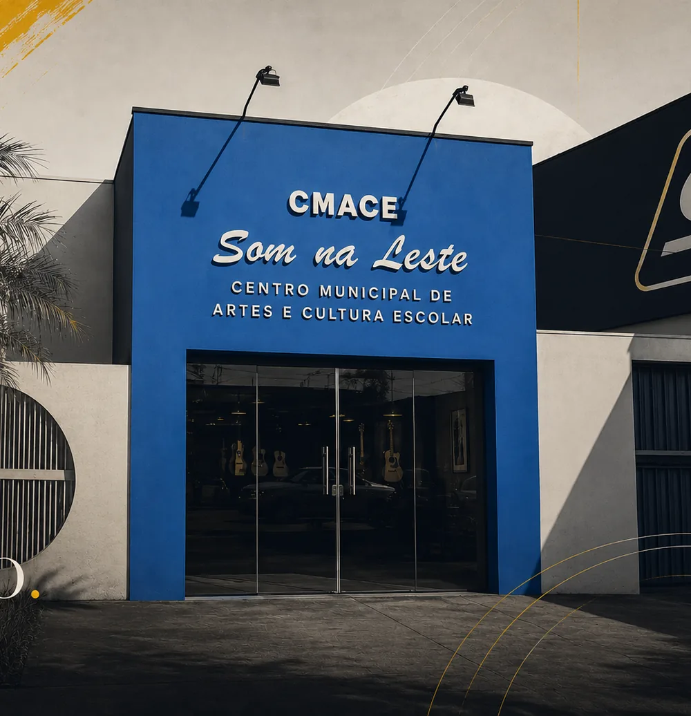 Fachada do CMACE Som na Leste: portal azul com o nome da escola e violões visíveis pela porta de vidro.